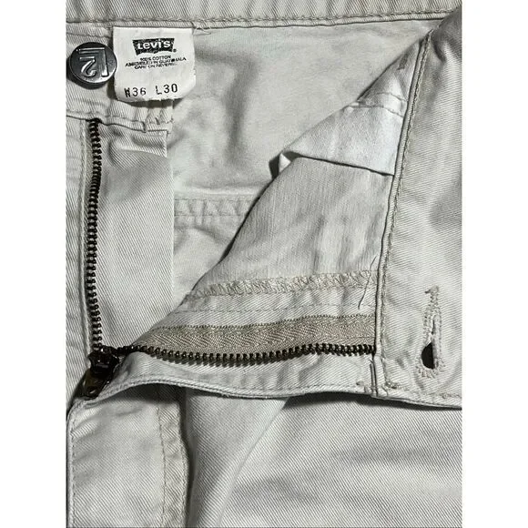 Vintage 90s Levi’s L2 Cargo Khaki Shorts - Picture 6 of 8